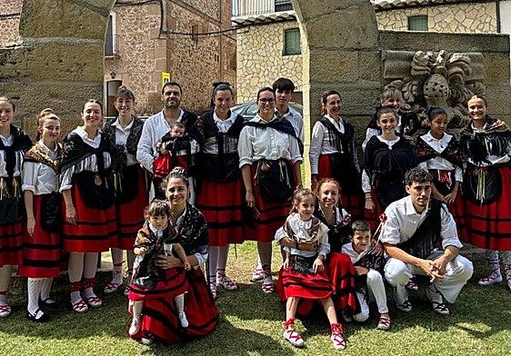 Los danzadores de Bobadilla posan en el arco del municipio.