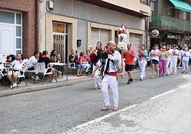 Baile de la Gaita por parte del grupo de la cofradía (izquierda) y la gaita mixta (derecha).