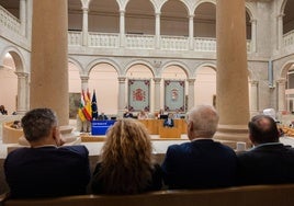 Conrado Escobar, Beatriz Arráiz, José Ignacio Ceniceros y Pedro Sanz, de espaldas, situados frente a la tribuna durante la intervención de Gonzalo Capellán en la primera jornada del Debate sobre el Estado de la Región.