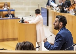 Javier García, portavoz del PSOE, en primer plano, con Henar Moreno (IU), en la tribuna y Gonzalo Capellán (PP), al fondo