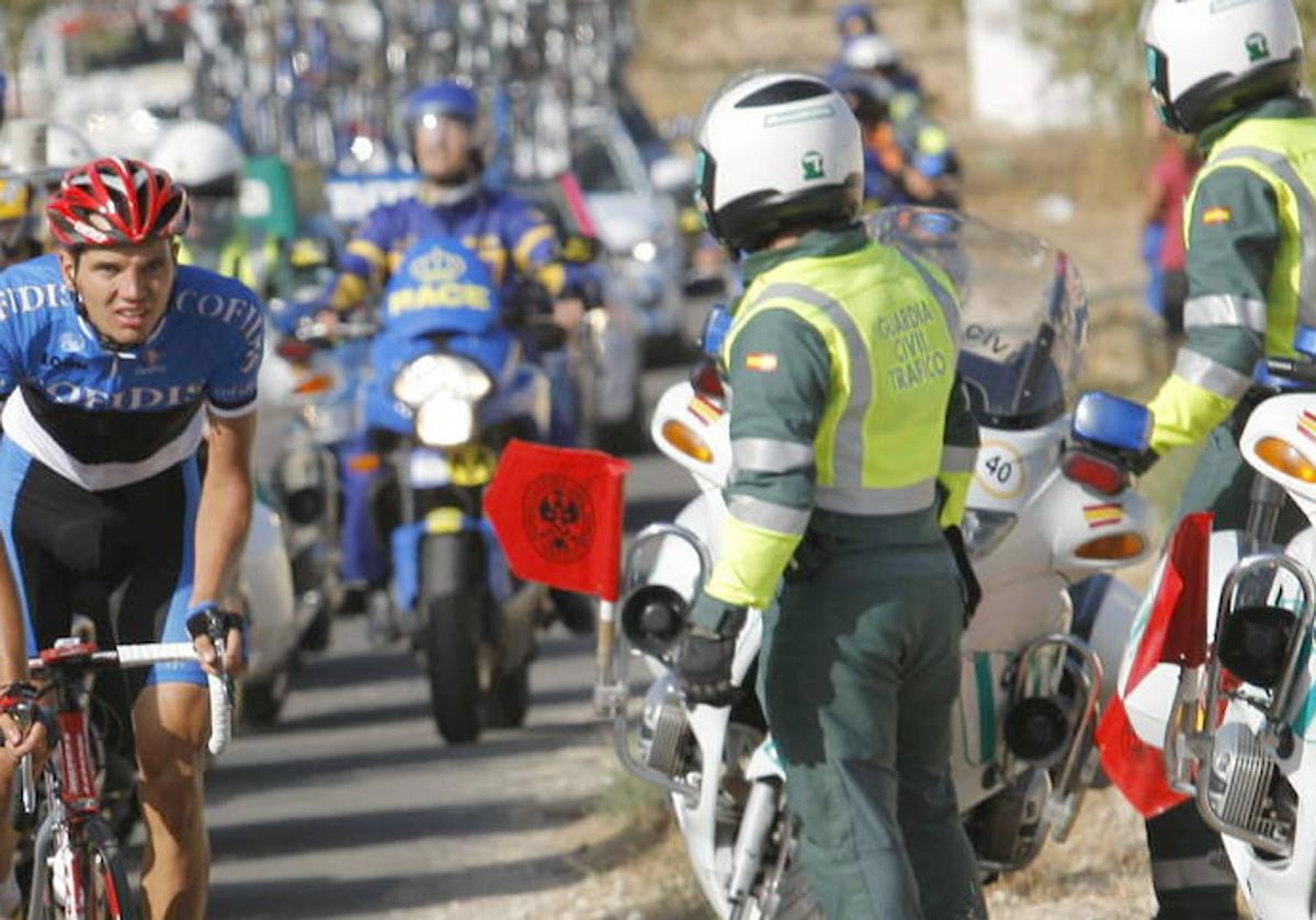 La Guardia Civil en una edición anterior de la Vuelta Ciclista a España.