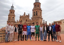 El Alfaro mantiene el blanco como primer color y el granate para la segunda equipación