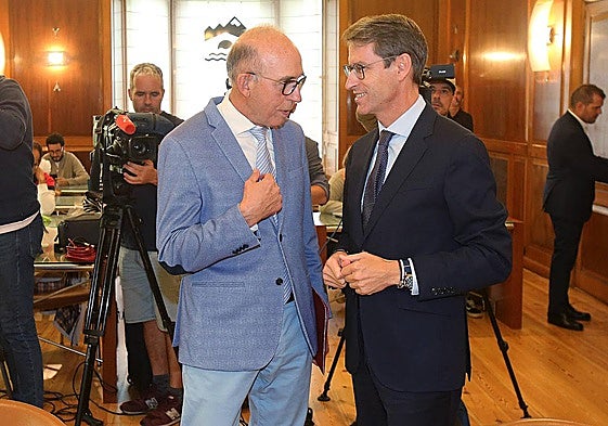 El rector de la UR, Juan Carlos Ayala, junto al presidente del Ejecutivo regional, Gonzalo Capellán.