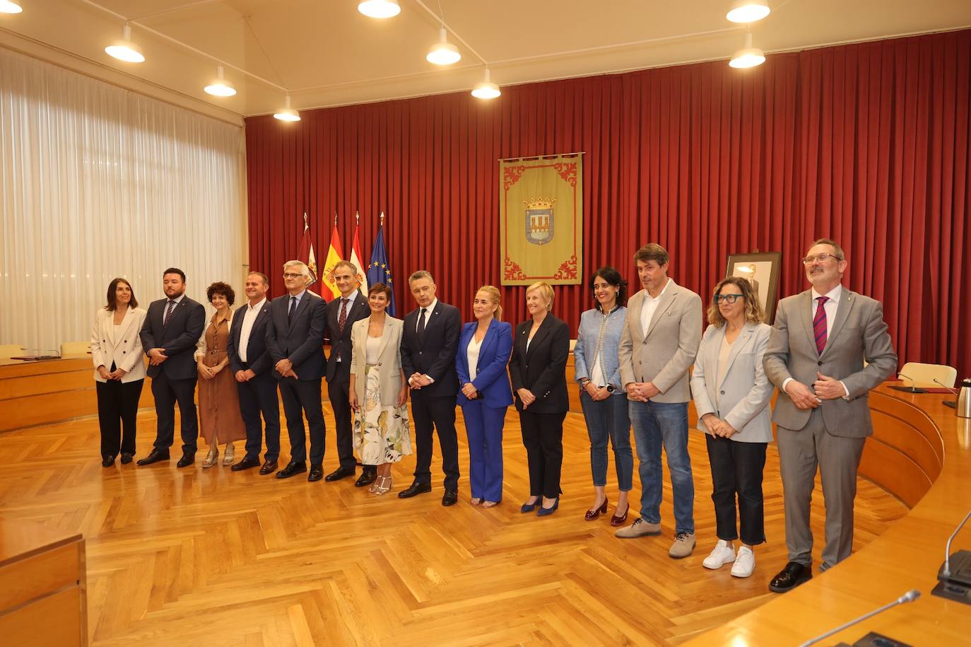 Foto de familia junto a parte de la corporación municipal logroñesa en el Salón de Plenos.