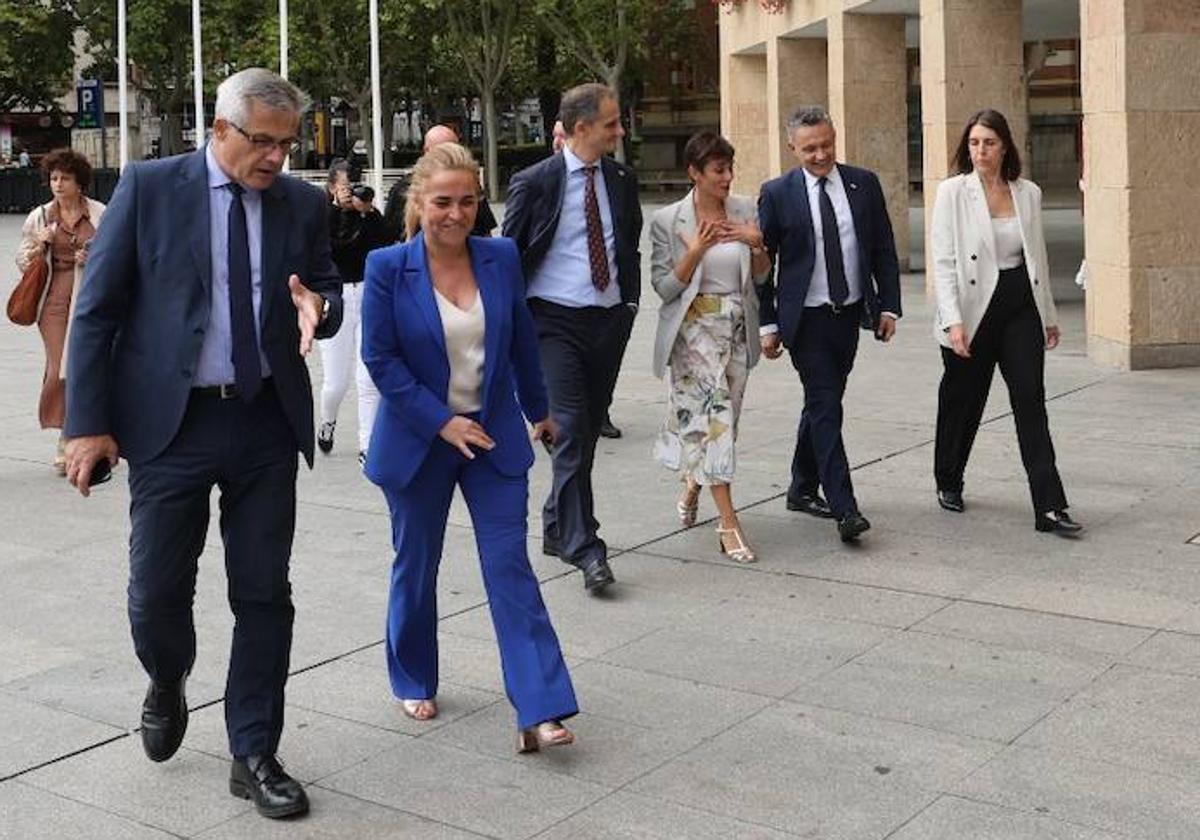 La ministra Rodríguez, junto al alcalde Escobar, llegando al Ayuntamiento.