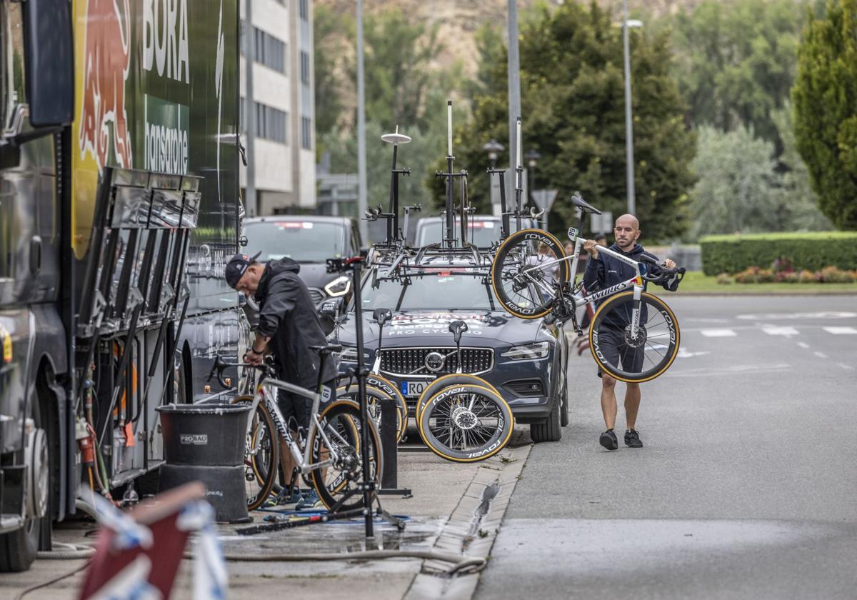 Los operarios del Bora Bora limpian las bicicletas en los alrededores de Riojafórum para la etapa que acabará hoy en Moncallvillo.