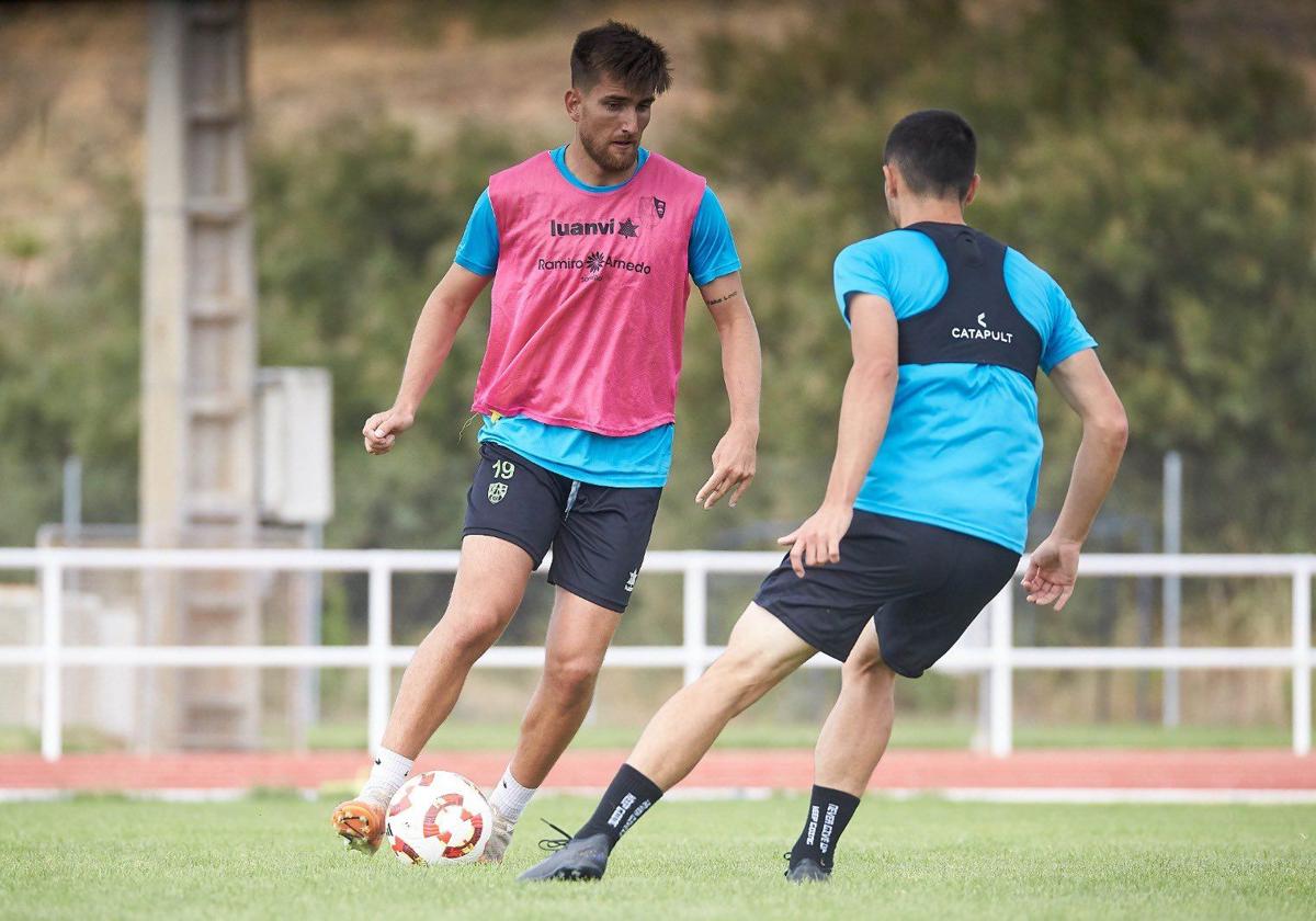 Antonio Salinas juega el balón en un entrenamiento del Calahorra.