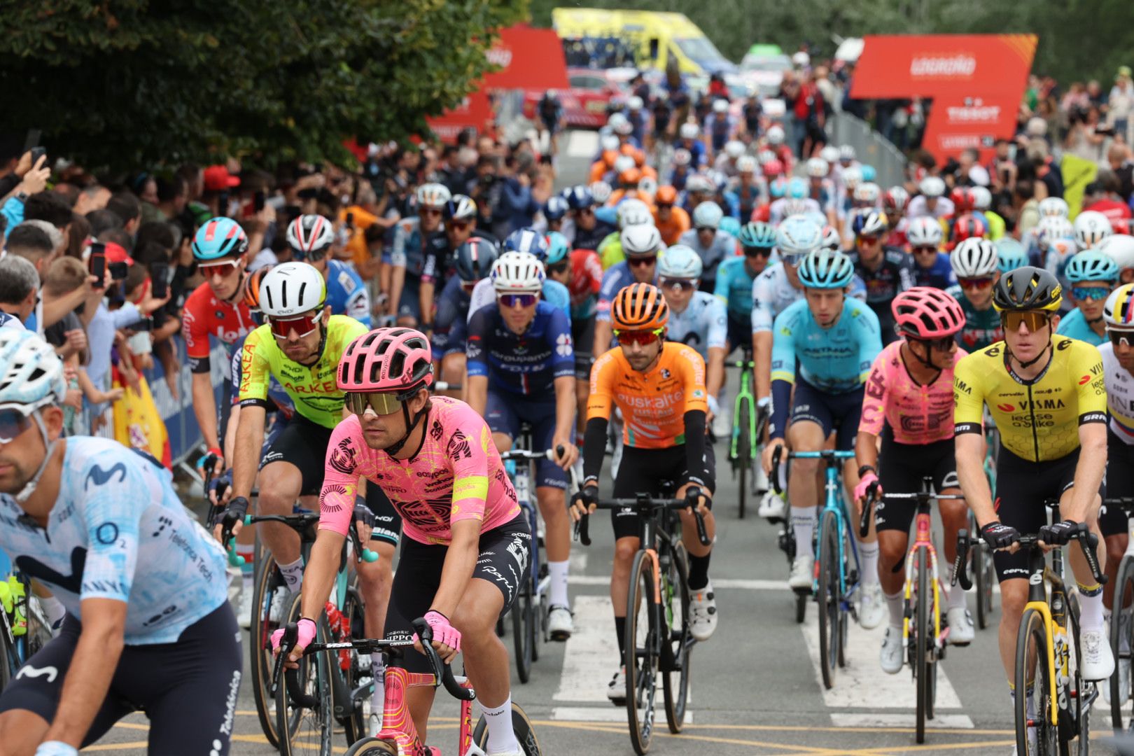 Salida de la Vuelta Ciclista en La Rioja