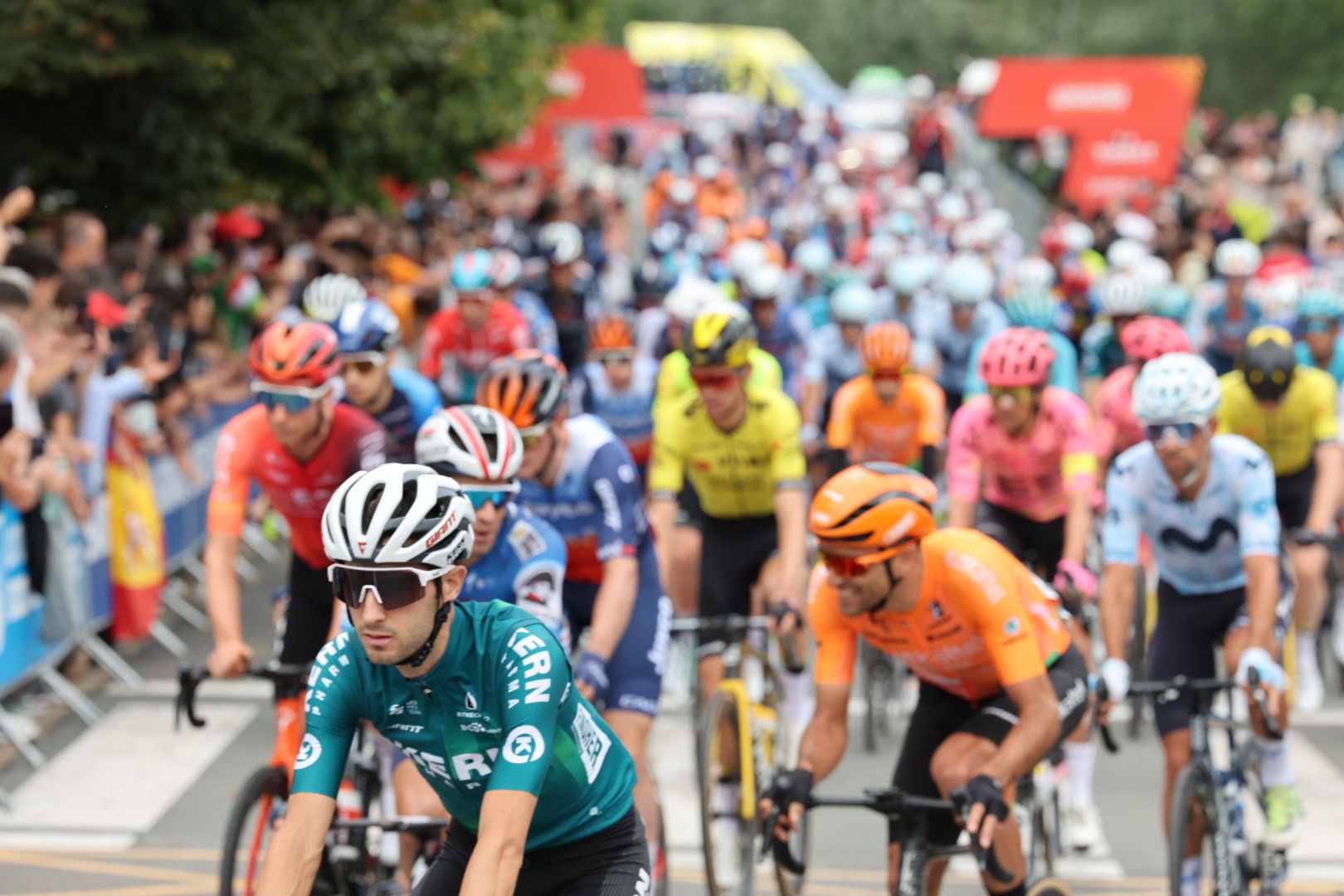 Salida de la Vuelta Ciclista en La Rioja