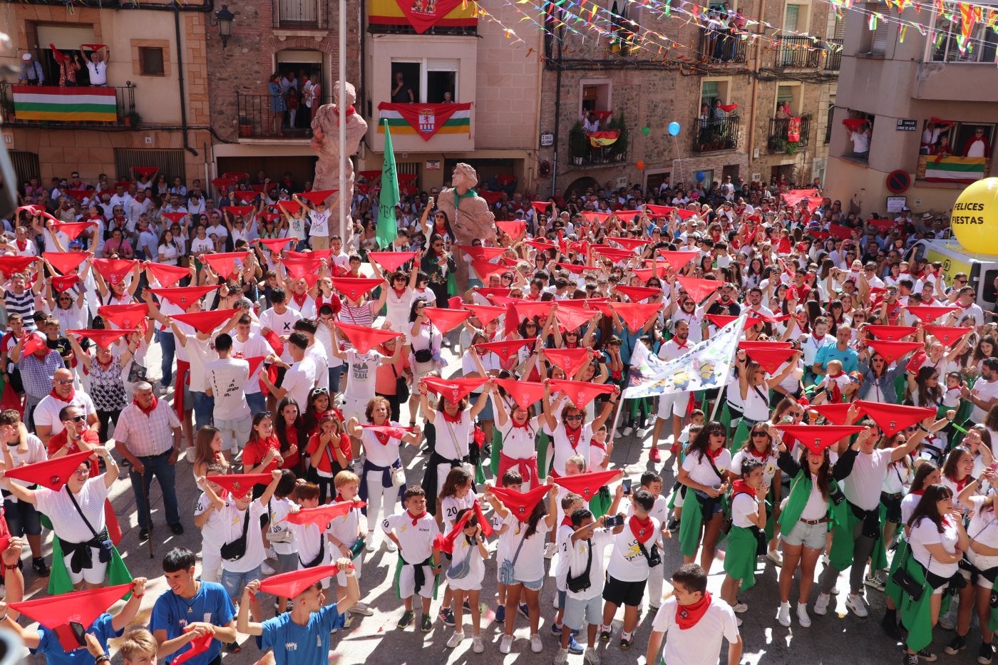 Catones de todas las edades recibieron las fiestas dibujando un arco iris predominando el rojo en la plaza ante el Ayuntamiento.