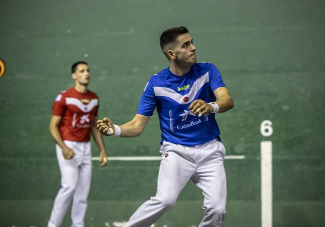 Salaverri se prepara para golpear a la pelota.