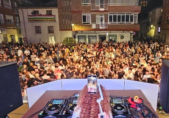 Sofía Cristo llenó la plaza de Cenicero con su música