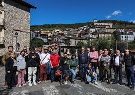 Los campaneros reunidos ayer en Villoslada de Cameros.