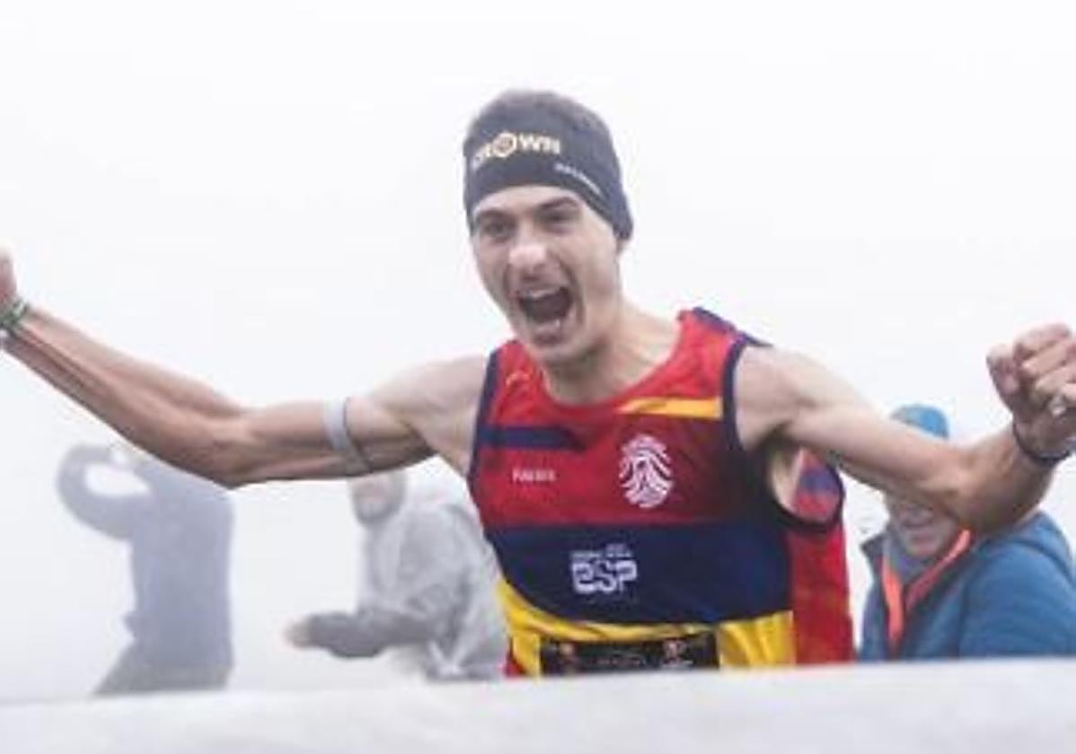 Alain Santamaría celebra sus oro en el campeonato del mundo.