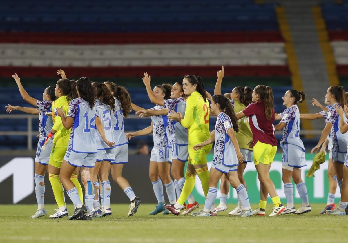 La sub'20 celebra la victoria ante Marruecos.