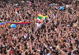 Jóvenes celebran el cohete que da inicio a las fiestas de San Mateo el pasado año en la plaza del Ayuntamiento de Logroño.