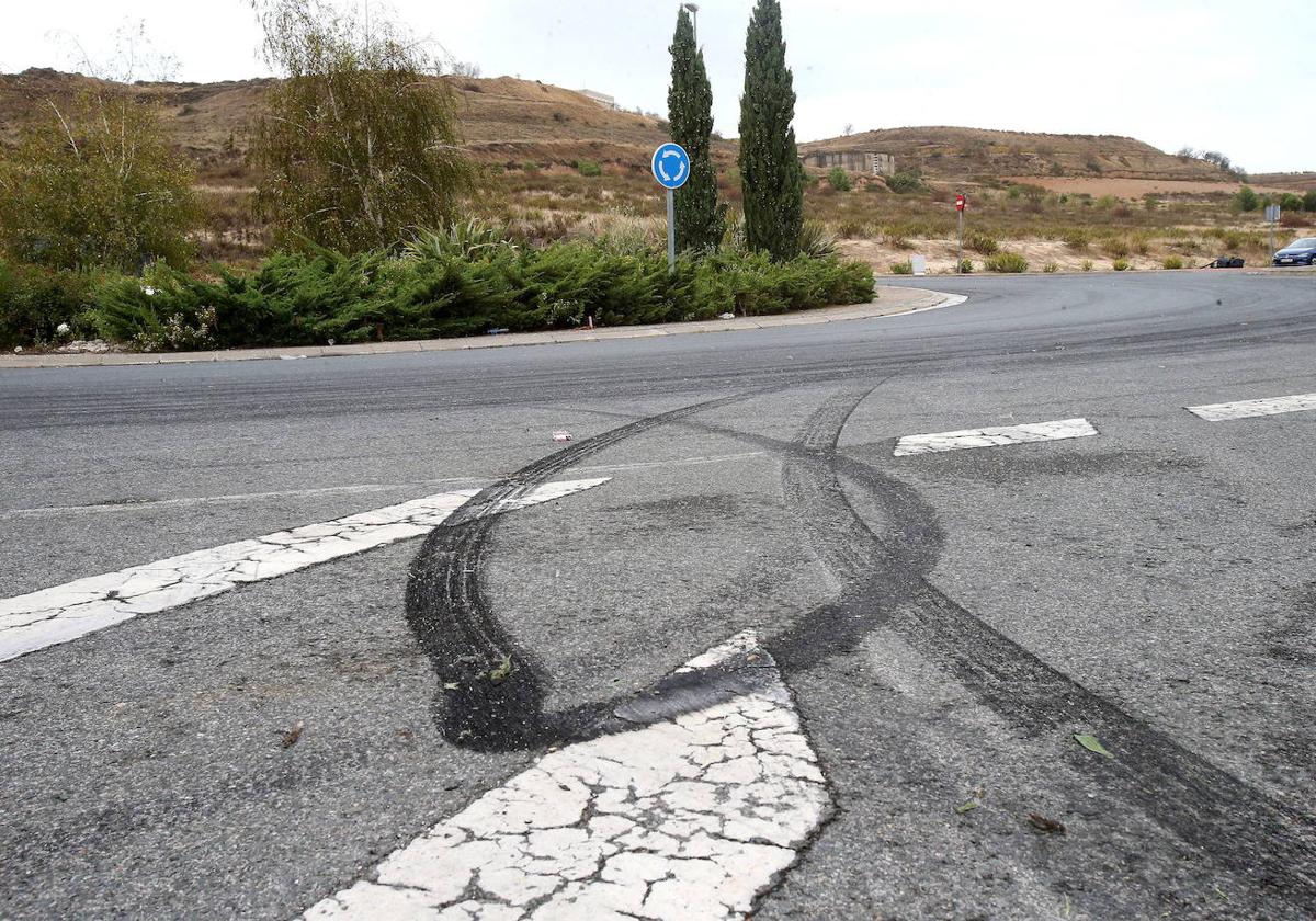 Imagen de archivo del rastro dejado por los neumáticos de un coche en unas carreras ilegales.