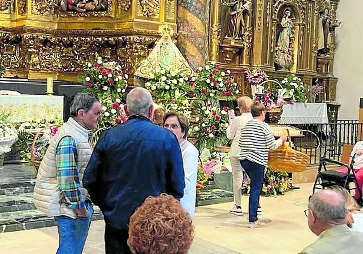 Decenas de vecinos acudieron el domingo por la tarde a coger flores de la Virgen para enfermos y difuntos.