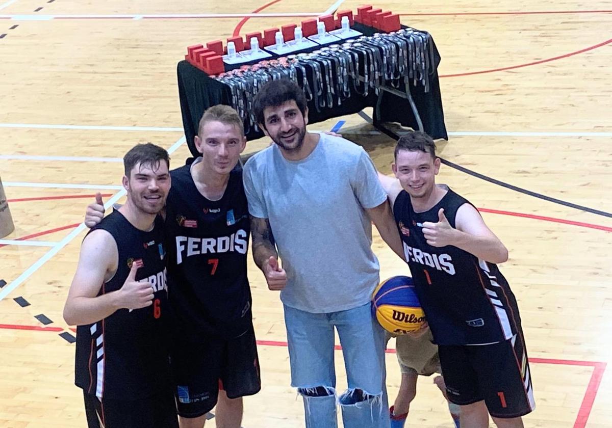 Ricky Rubio, junto a algunos de los componentes de Ferdis.