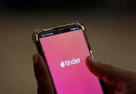 Un usuario con la aplicación de Tinder en una imagen de archivo.