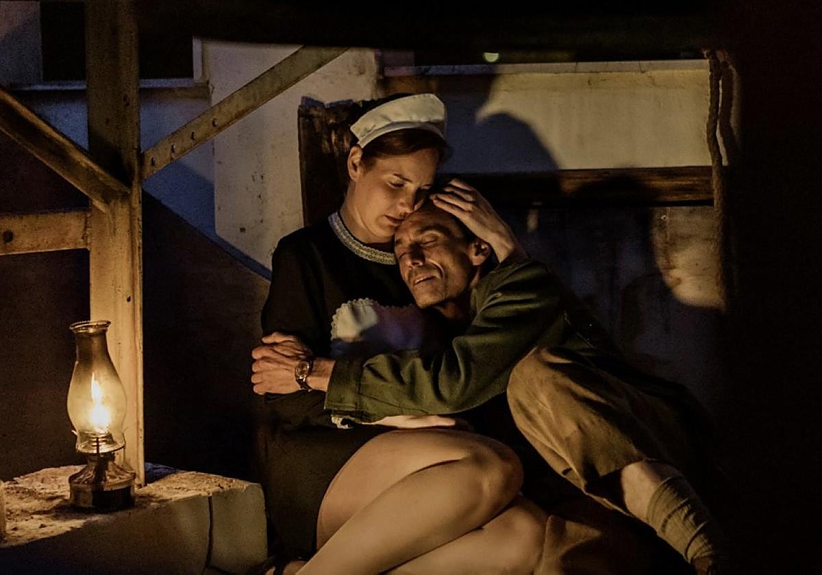 Los intérpretes María Martínez-Losa y Josué Lapeña (María y Andrés), en una imagen de 'Carillón'.