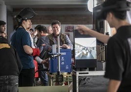 Alumnos de FP durante una visita de una empresa al Cosme García.