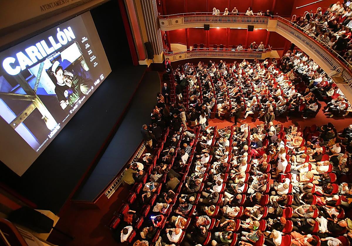 Público asistente a la proyección ayer en el Teatro Bretón de Logroño.