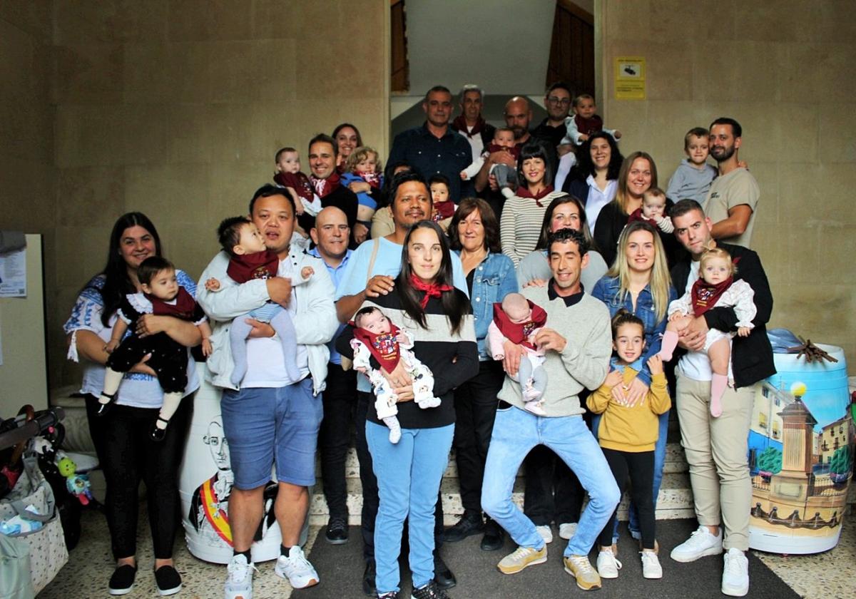 Imposición de pañuelos de fiestas a los niños nacidos en Fuenmayor durante el último año.