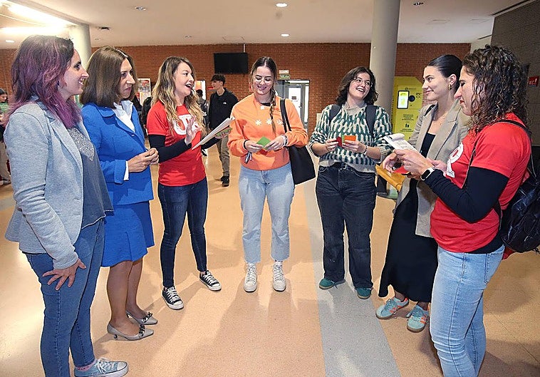 La responsable de la unidad de Igualdad y Género de la UR, Andrea Gutiérrez; junto a la vicerrectora de Responsabilidad Social Corporativa, Fabiola Portillo; Bárbara Saenz, de Serise; tres alumnas y Ruth Arriero, de Serise.