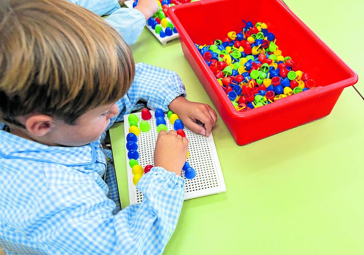 Un niño de Infantil juega con unos pinchos durante la visita de inicio de curso a Baños de Río Tobía.