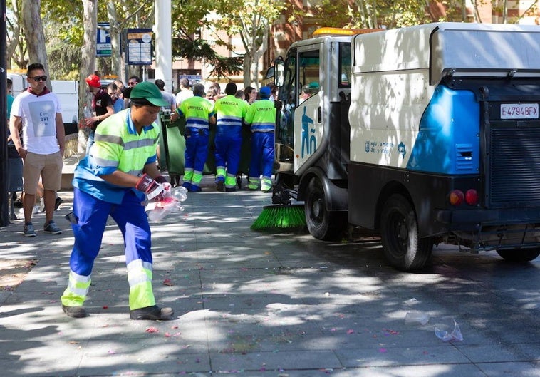 Trabajadores del servicio de limpieza viaria y recogida de basuras durante unos pasados sanmateos.