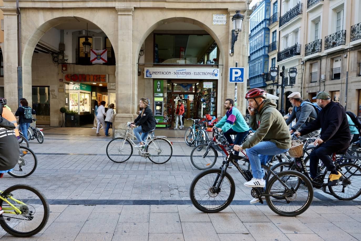 Una &#039;bicimanifestación&#039; recorre el centro de Logroño