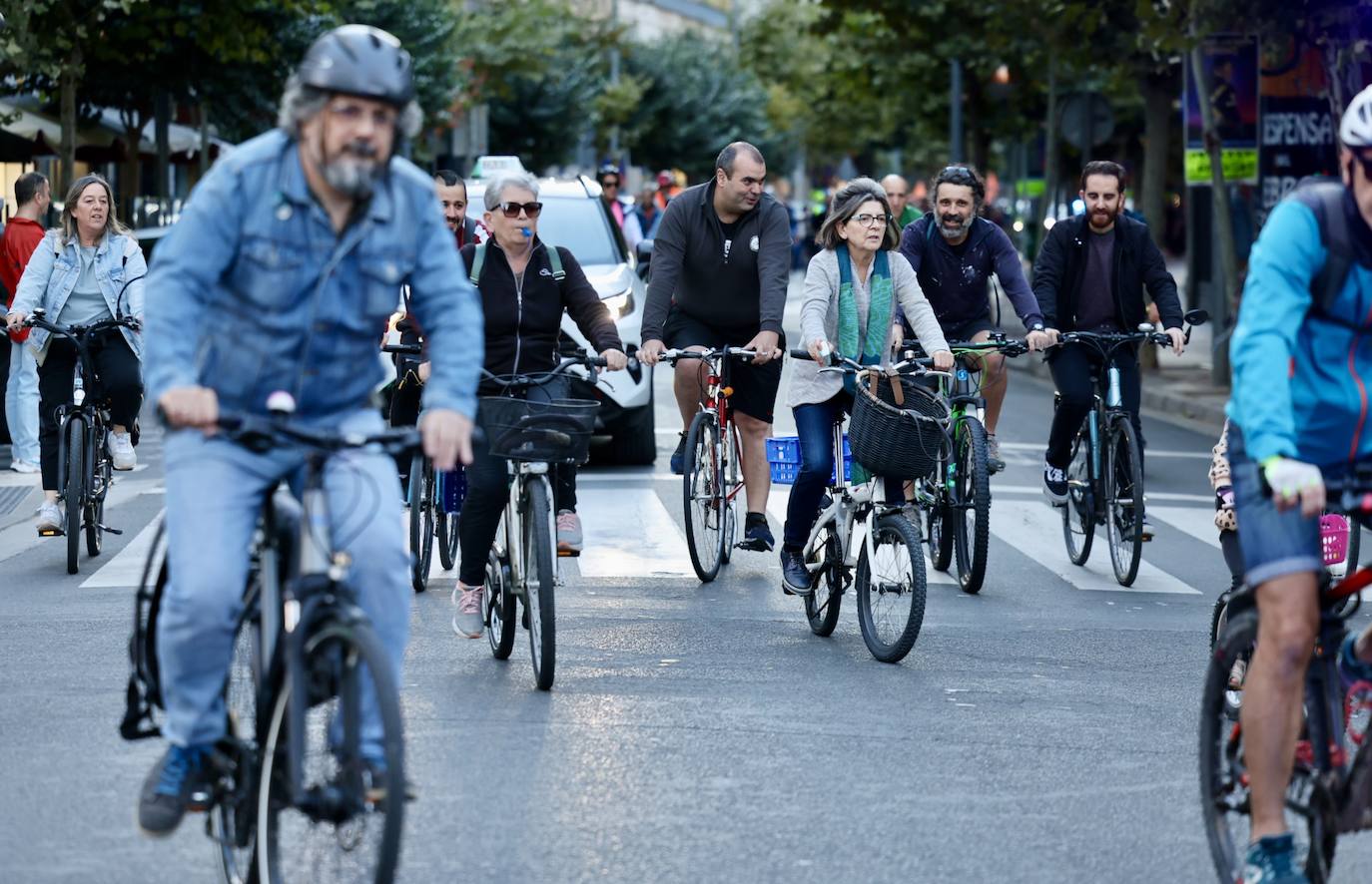 Una &#039;bicimanifestación&#039; recorre el centro de Logroño