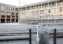 Montaje del escenario de la plaza del Ayuntamiento que se ha llevado a cabo estos días.