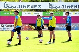 El rojillo Ekiza a punto de rematar durante el entrenamiento del Calahorra, ayer en La Planilla.