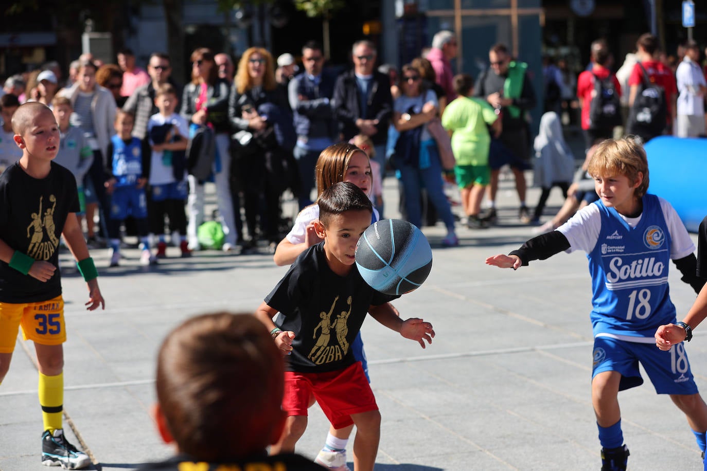 La plaza del Ayuntamiento de Logroño acoge el Plaza 3x3