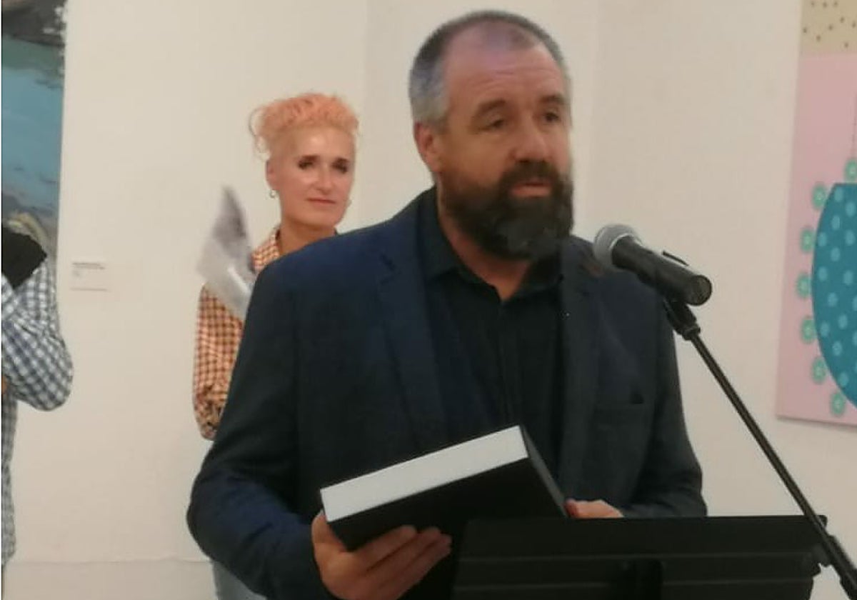 El pintor Javier Garrido, ayer en Irún, al recoger el premio.