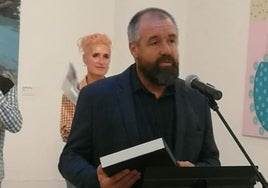 El pintor Javier Garrido, ayer en Irún, al recoger el premio.