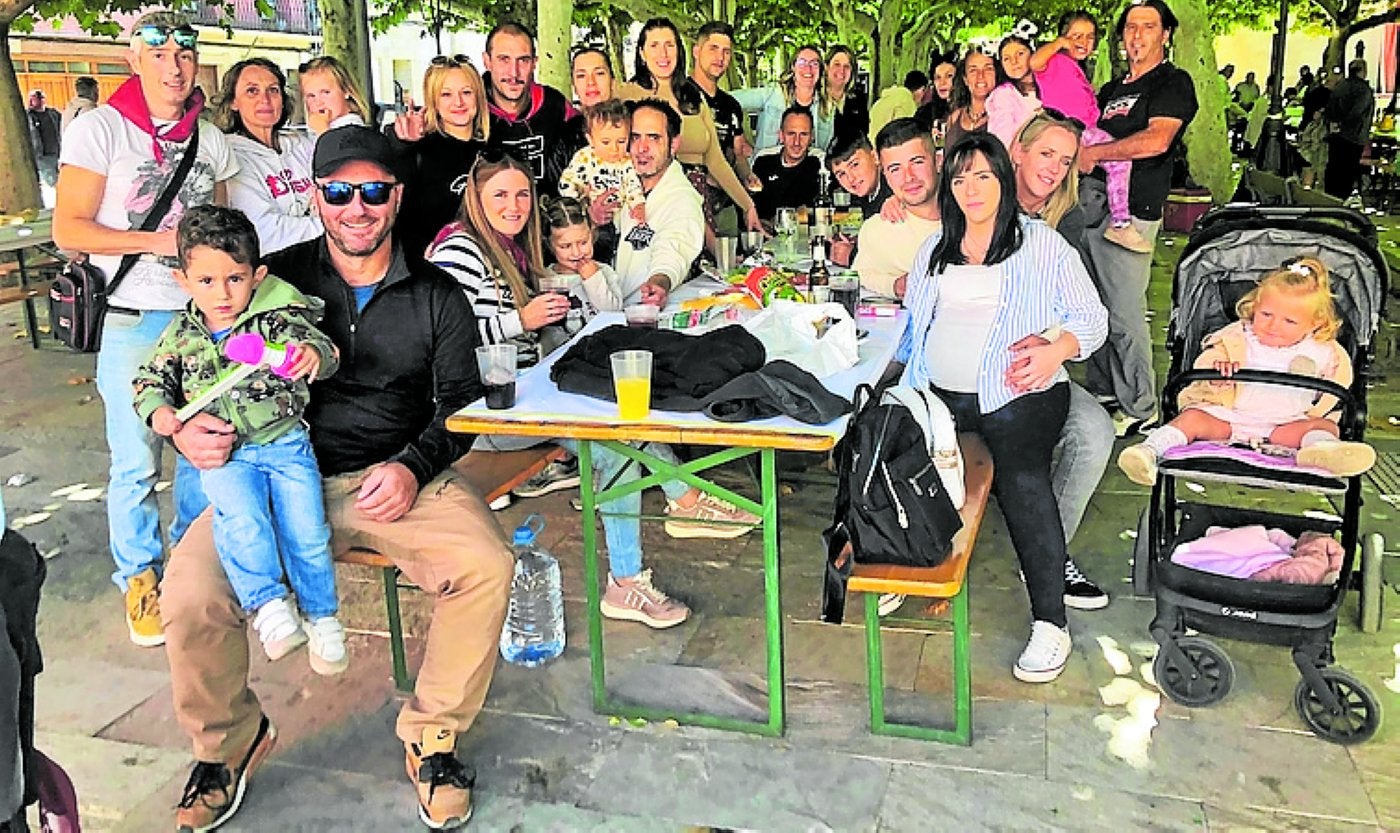 Una cuadrilla de amigos disfruta de la jira urbana.