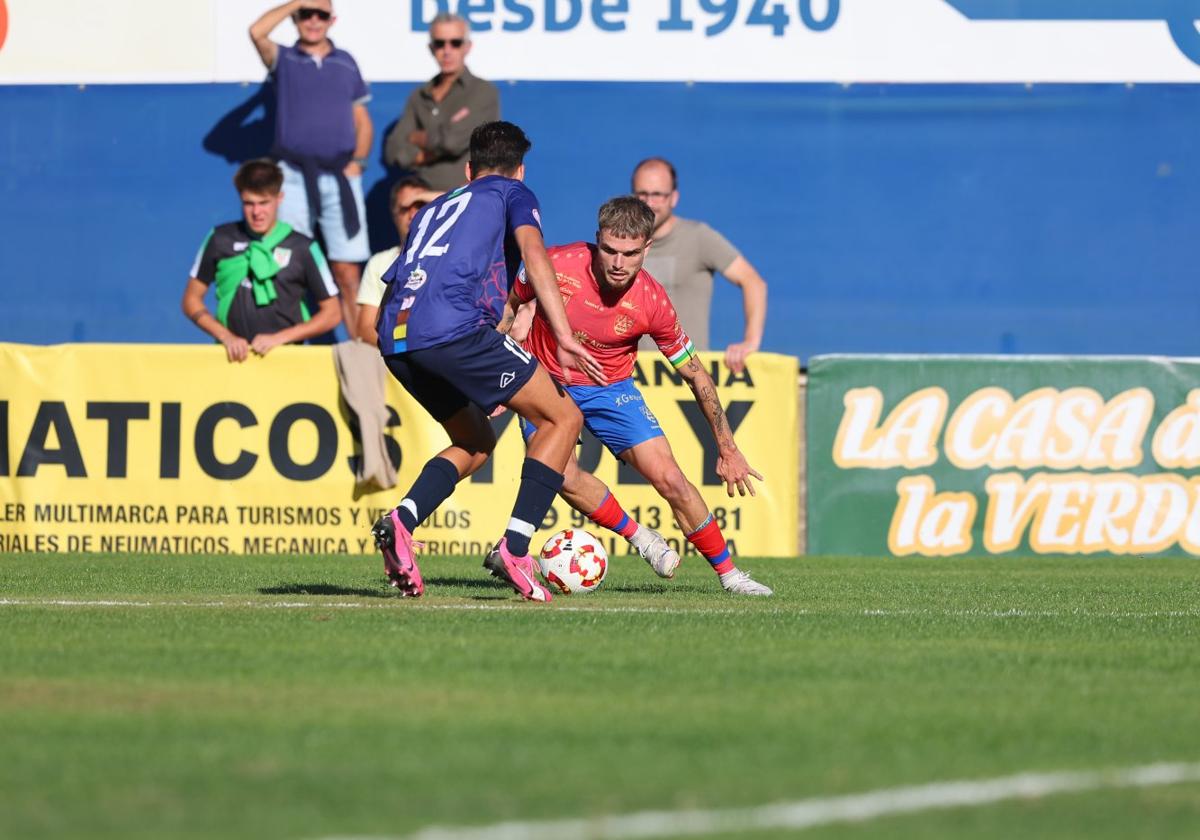 Ekiza, autor del gol calagurritano, encara a Santos.