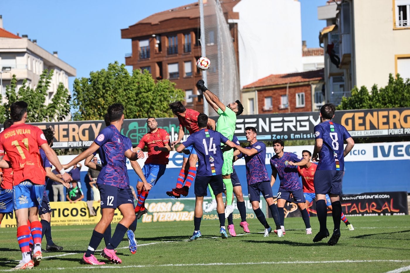 Roberto despeja de puños el balón.