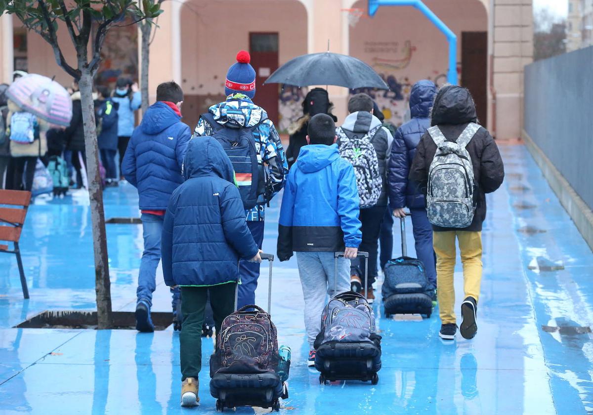 Un grupo de alumnos se dirige a sus clases.