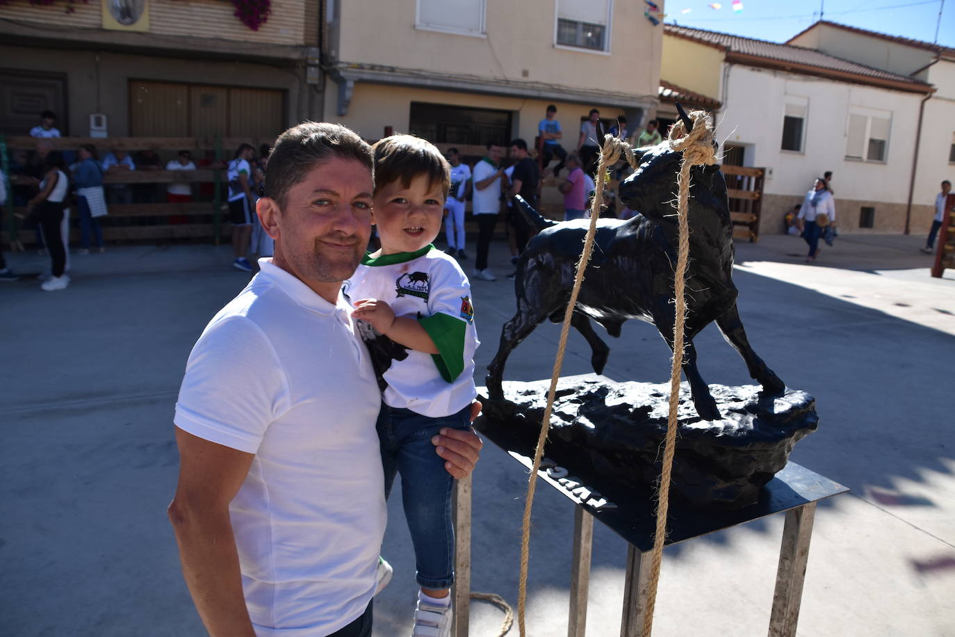 Toro ensogado en las fiestas de la Virgen del Carmen de Cabretón