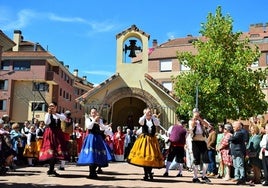 La Agrupación Camino Real interpreta la danza 'Las espadas' en la ermita de Santa Eufemia de Villamediana de Iregua. d. m. a.