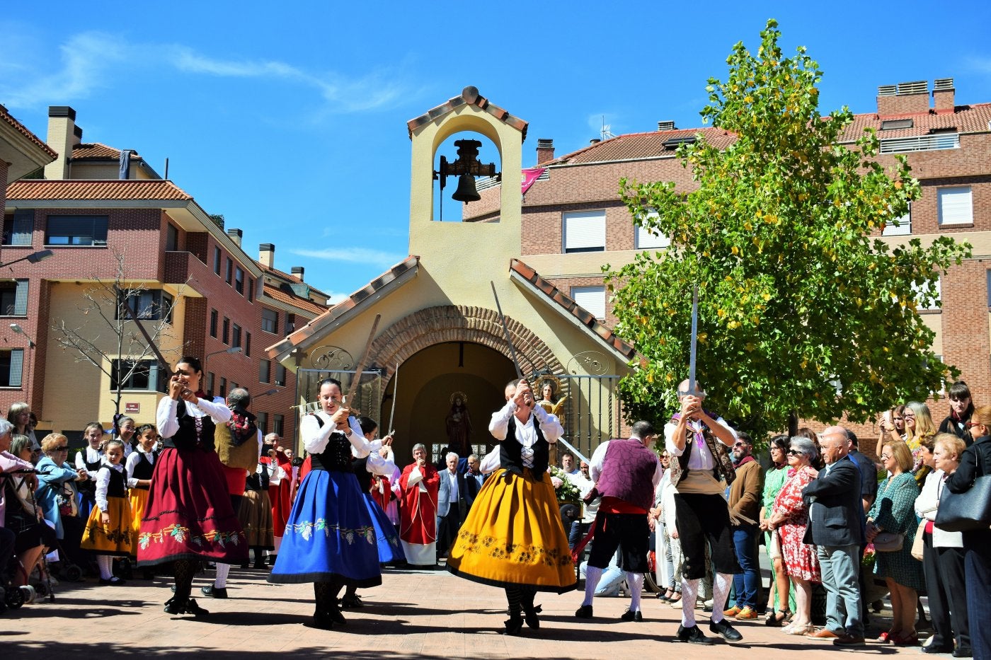 La Agrupación Camino Real interpreta la danza 'Las espadas' en la ermita de Santa Eufemia de Villamediana de Iregua. d. m. a.