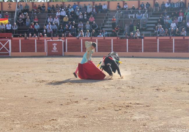 El novillero andaluz José el Candelas torea a uno de los cuatro animales ofrecidos en la tarde de ayer.