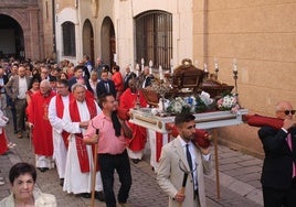 Procesión de las reliquias de los santos por el casco antiguo.