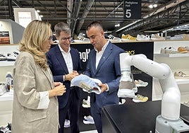 El presidente del Gobierno de La Rioja, Gonzalo Capellán, en su visita al Salón Internacional del Calzado de Milán.