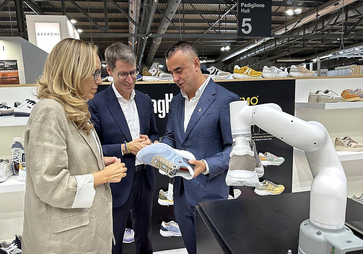 El presidente del Gobierno de La Rioja, Gonzalo Capellán, en su visita al Salón Internacional del Calzado de Milán.