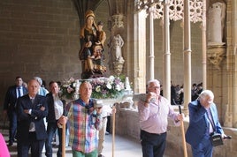 El momento más especial del martes se vivió al mediodía en el Monasterio de Santa María la Real, con la procesión de la imagen de la virgen.